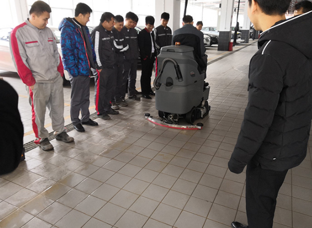 商场洗地车——清洁阿姨的好帮手