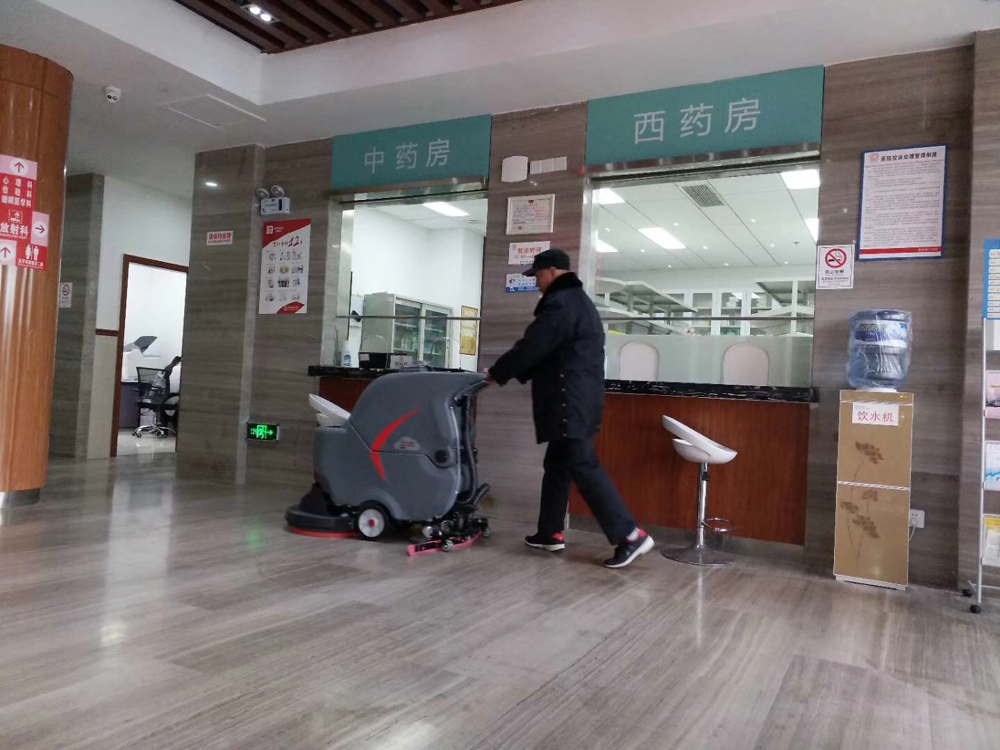 如何正确使用洗地器

?