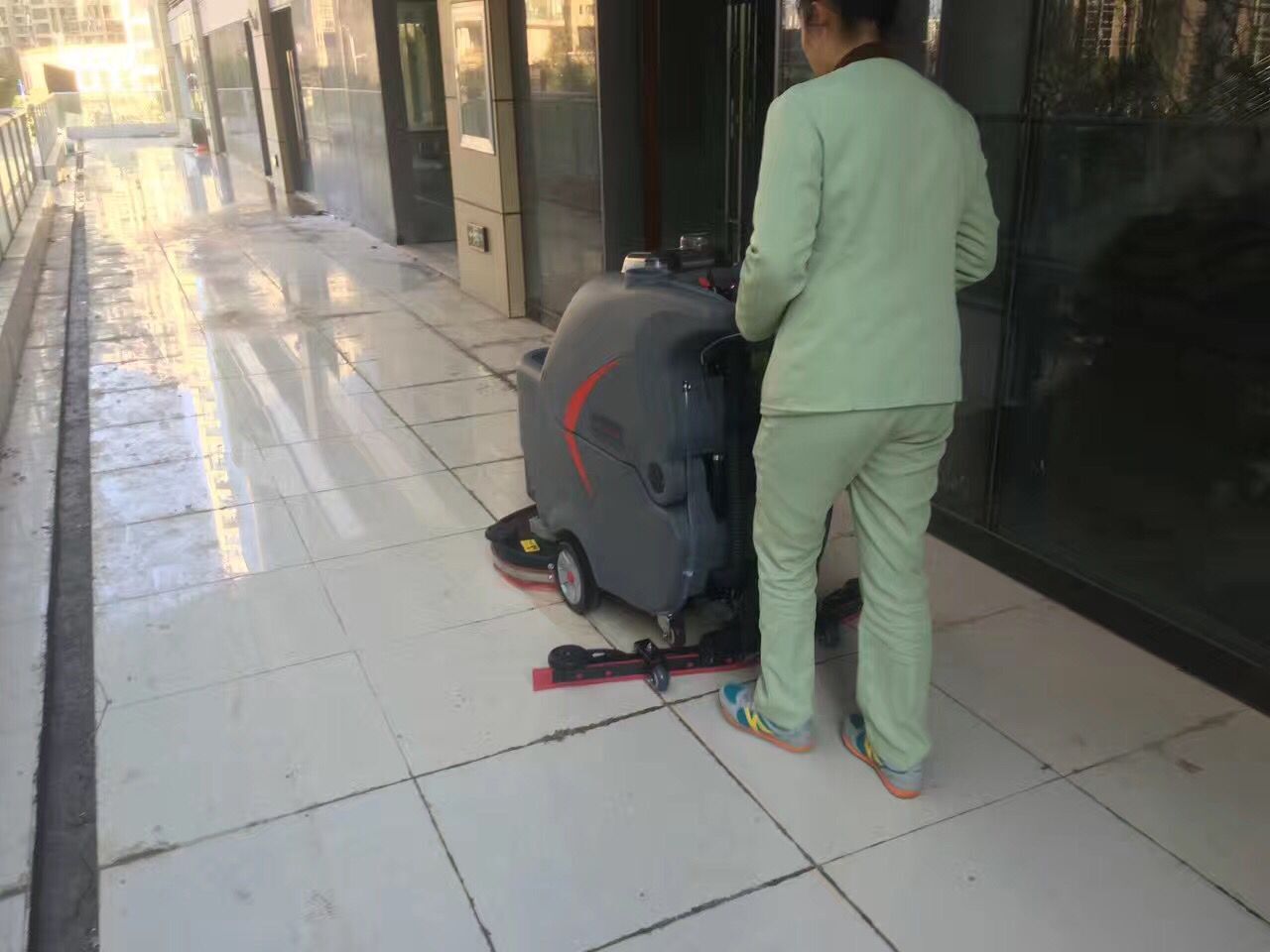 全自动洗地器

的电瓶如何维护？
