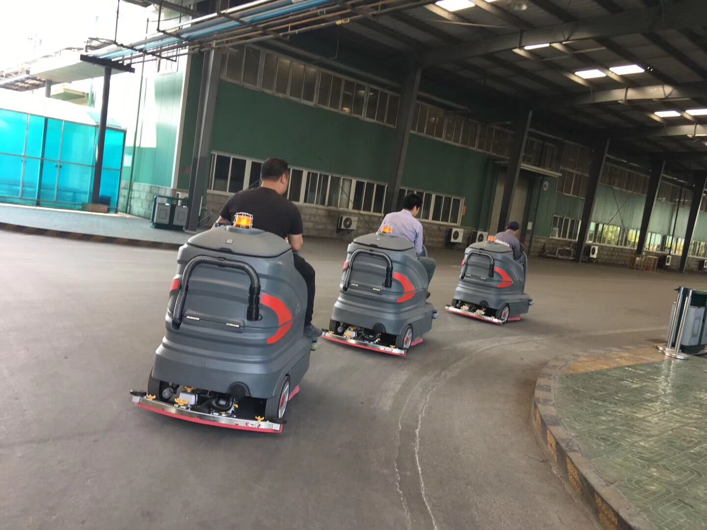 驾驶式洗地车哪个牌子好，怎么选？