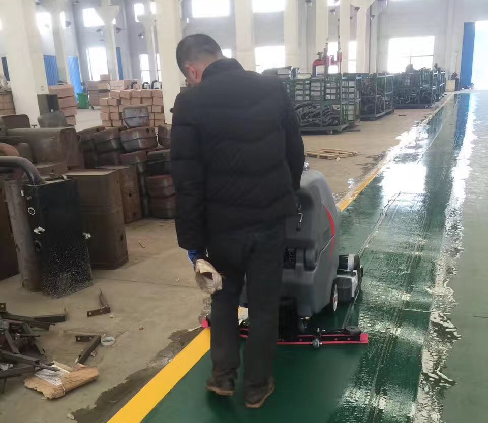 使用手推式洗地器

清扫商场焕然一新，幸福感高